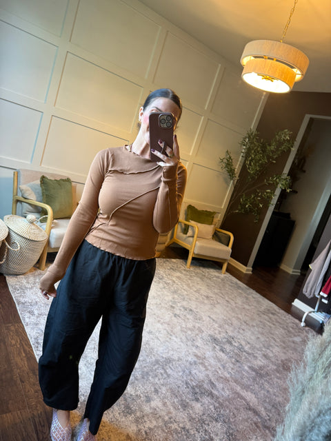 Ruffled Ribbed Top-brown