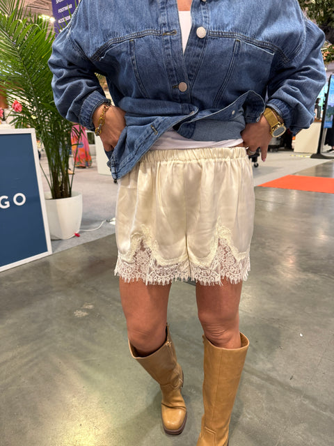 Instant Spotlight Shorts-Cream