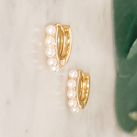 Pearl huggie earring