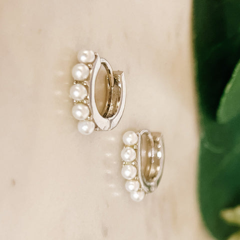 Pearl huggie earring